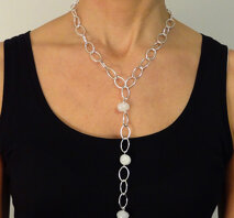 1218 Halsband med vita stenar